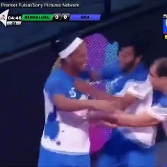 Ronaldinho dá show em jogo de futsal
