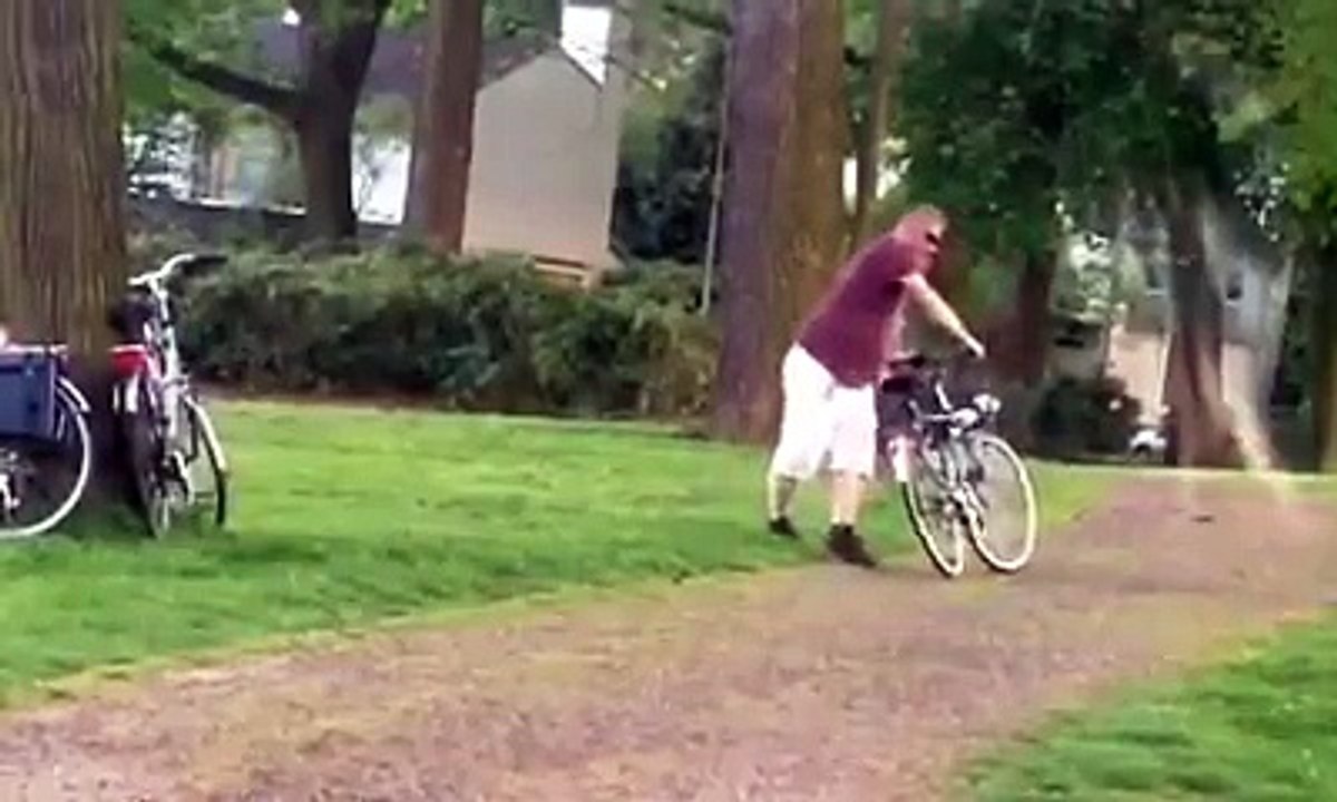 Un mec bourré essaye de faire du vélo