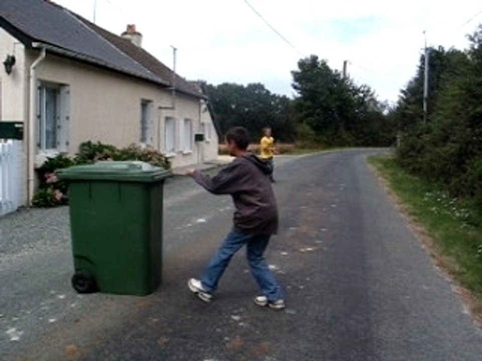 saut par dessus une poubelle