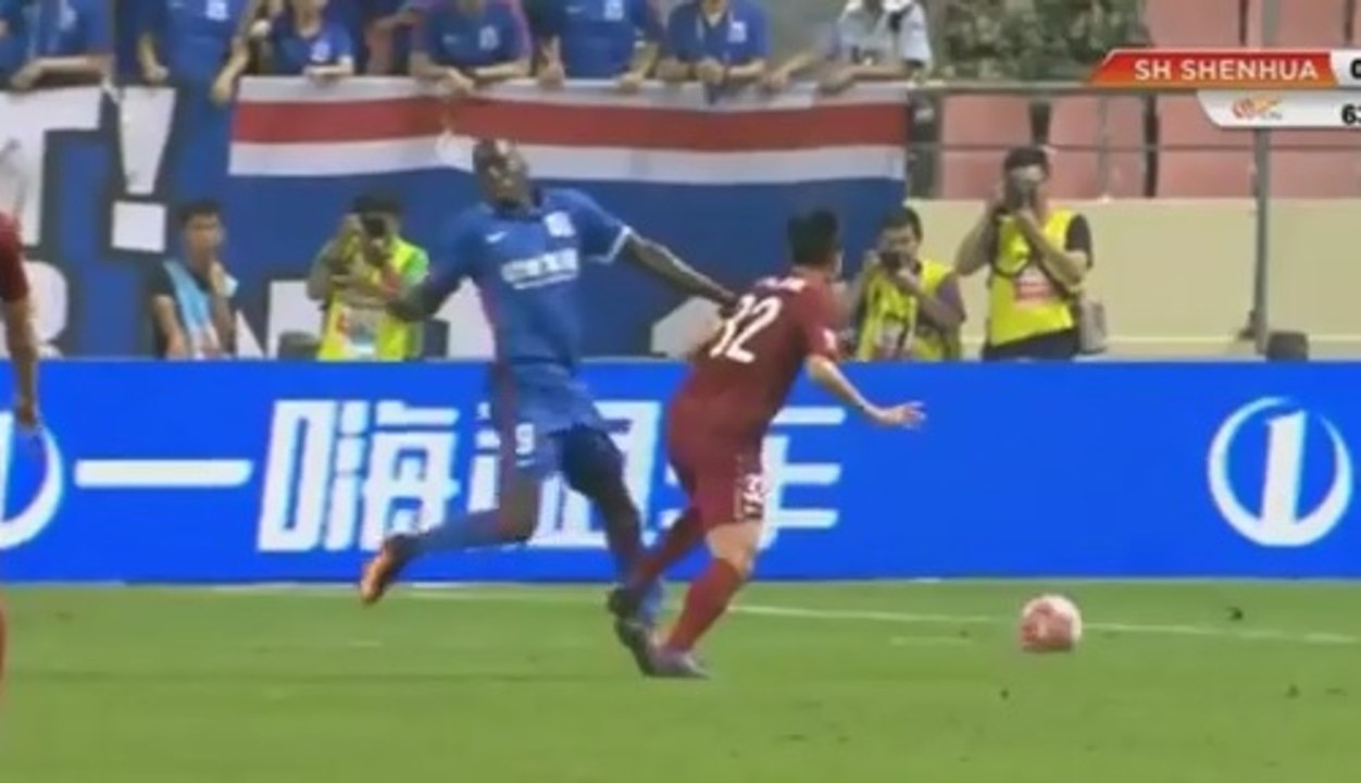 La terrible blessure de Demba Ba à la jambe pendant un match !