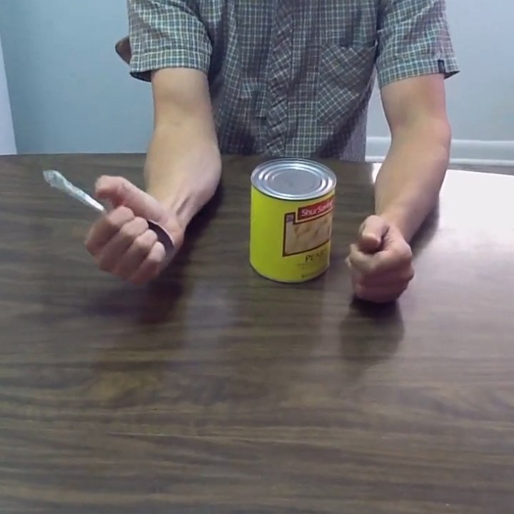 Una simple cuchara para abrir un bote de conservas