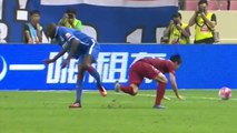 L'ancien joueur de Chelsea Demba Ba se casse une jambe sur le terrain