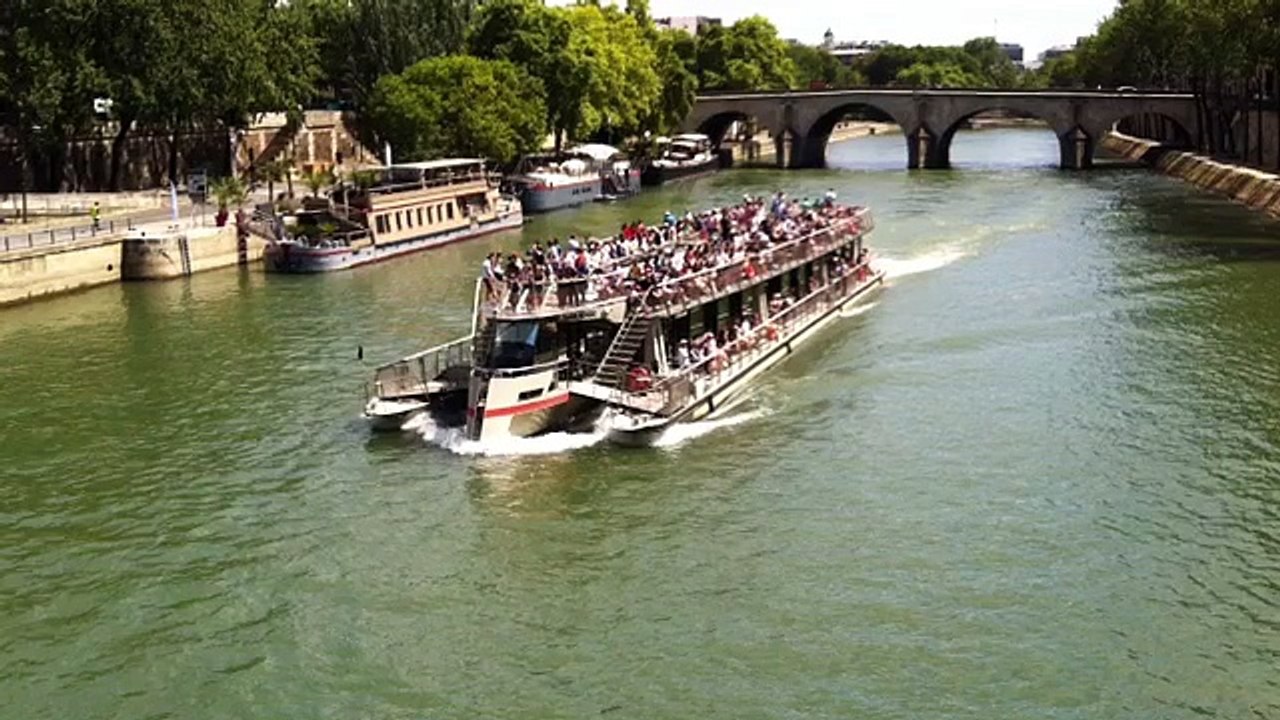 Bateau de touristes en visite à Paris