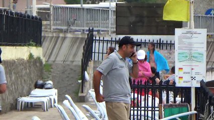 KDZ. EREĞLİ PLAJI'NDA DEV DALGALAR VE YASAK TABELASININ YANINDA DENİZE GİRDİLER