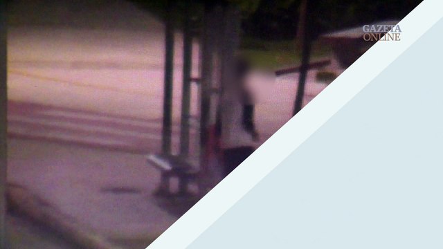 Jovem picha vários locais na orla de Camburi