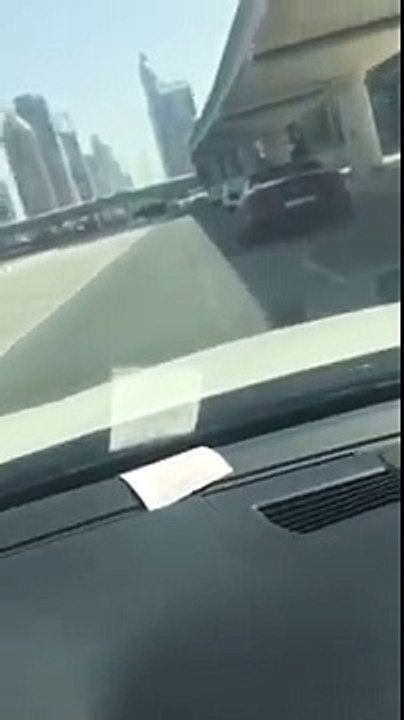 رضا گلزار در حال ماشین سواری