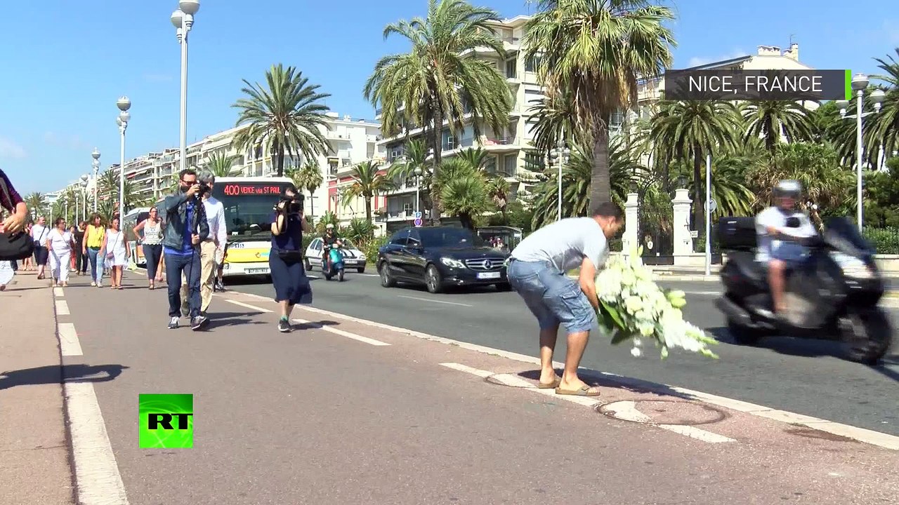 Des fleuristes recouvrent la Promenade des Anglais avec des milliers de fleurs