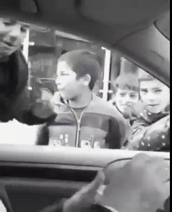 رضا گلزار در محاصره کودکان کار