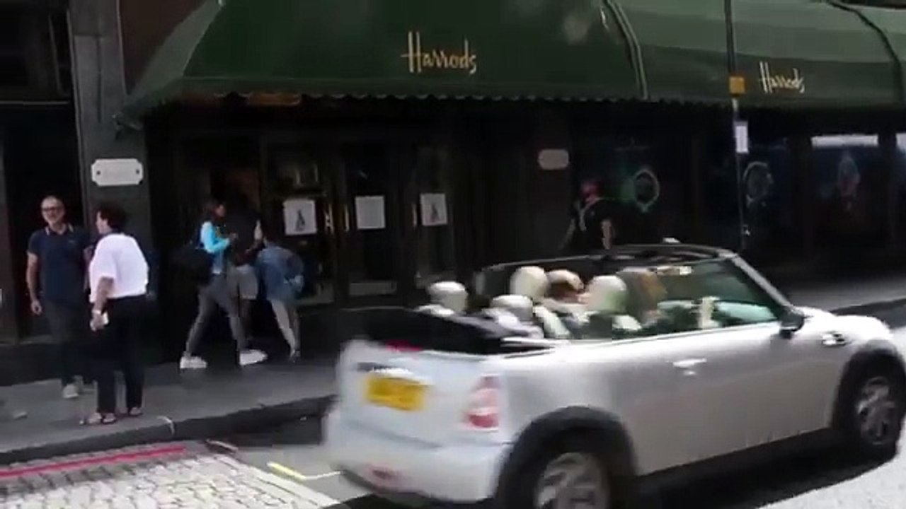 پیام محمدرضا گلزار همین الان از لندن. فرش قرمز مادر قلب اتمی در لندن برگزار می شود