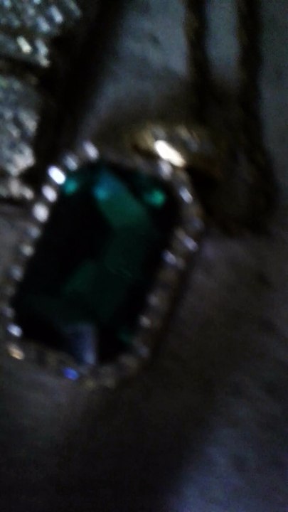 into stuff jewlery real or fake comment please