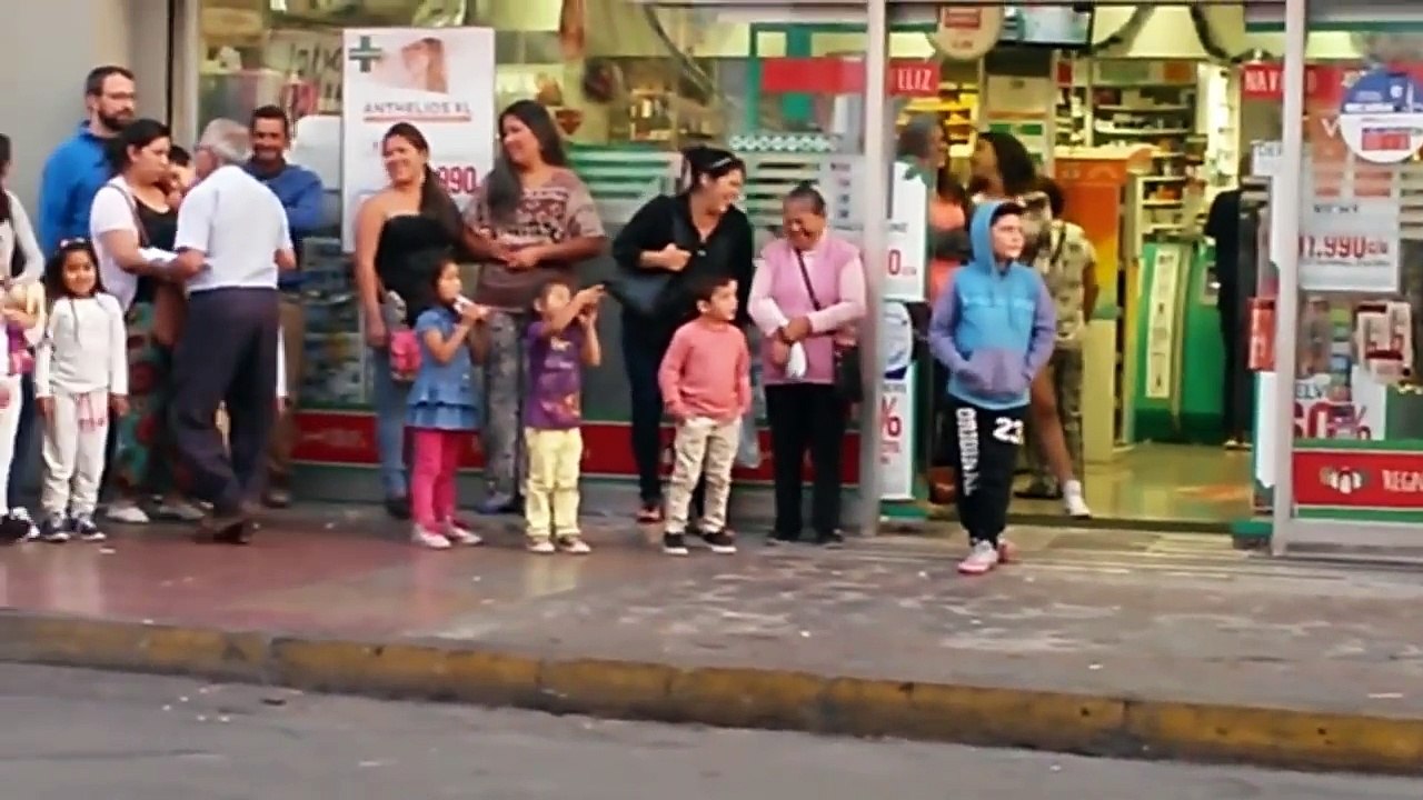 Schau  mal was hat das perssonean an der Strasse gemacht Volg 5