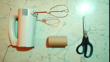 Ce mec met un rouleau de papier toilette sur un batteur électrique. La raison va changer votre vie !