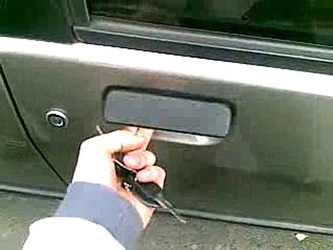 Vous avez laissé vos clés à l'intérieur de la voiture ? Voici une technique sympa et efficace pour la déverrouiller en 10 secondes !