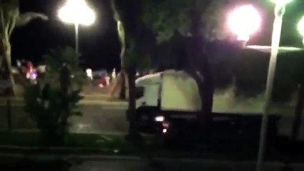 ► Les premières images du camion qui fonce dans la foule a Nice.