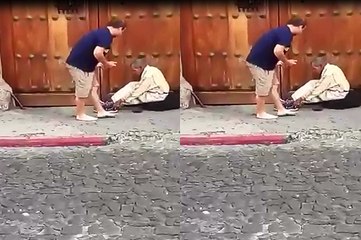 Sorprende en Facebook la acción de turista con mendigo en la calle | VIDEO