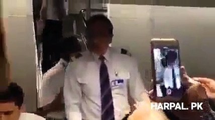 Nawaz Sharif Ke Pora PIA Plane Book Karne Per Logon ne Airport Per Kia Kia...
