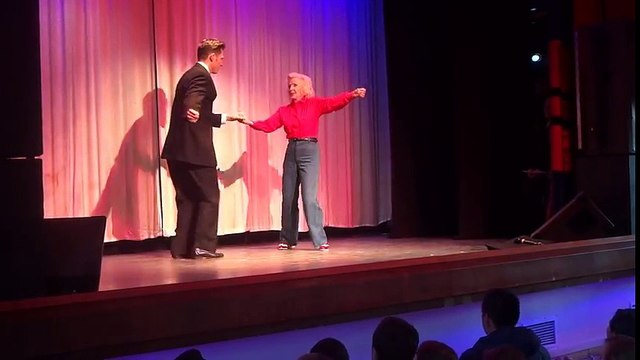 Dans les années 40, c'était une star ! Regardez ce qu'elle est encore capable de faire à 92 ans !