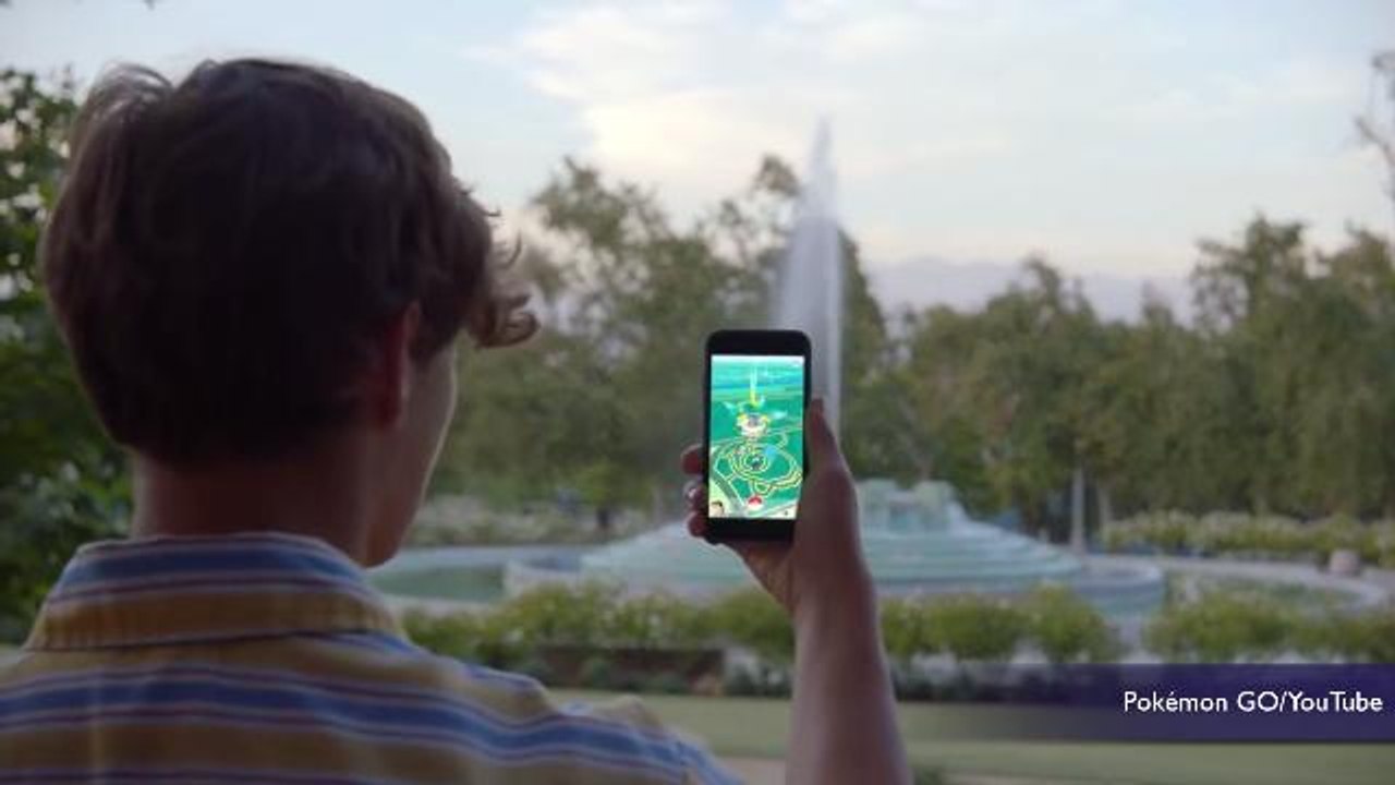 Justin Bieber Goes Unrecognized While Playing Pokémon Go