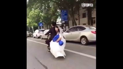 Une jeune mariée fait une grosse chute en scooter et son mari trace sa route !