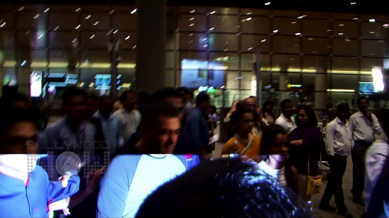 SPOTTED : Salman Khan Returns From Delhi - Rio...