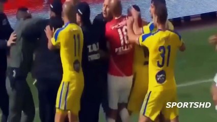 Video herunterladen: Funny Football Moments - Crazy Fans Football on Pitch