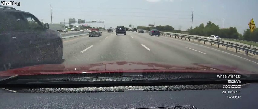 Un chauffard percute plusieurs voitures à grande vitesse sur l'autoroute et fini par se renverser - Road Rage VS Karma