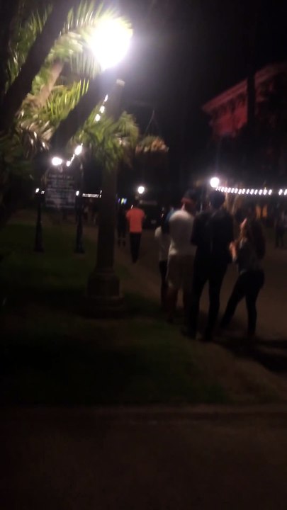 Des policiers passent la musique de Pokémon à fond devant des joueurs de Pokémon GO