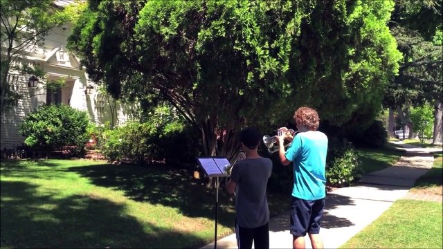 Ils jouent la musique de Star Wars devant la maison du compositeur John Williams et regardez ce qu'il se passe!