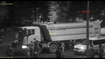 Cumhurbaşkanlığı Sarayı Önünde Yaşananlar - Sivil Kamyonların Gelmesi ve Vatandaşların Kamyonları...