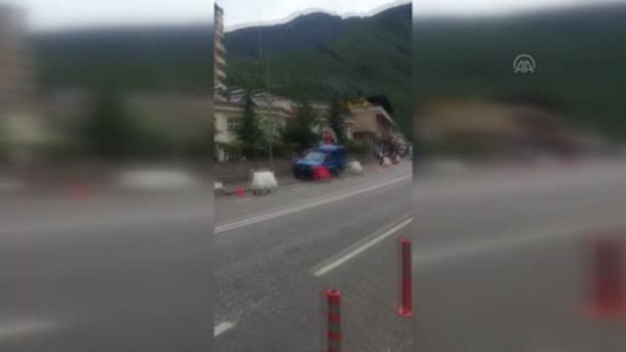 Yol Kontrolü Yapan Polis Ekiplerine Saldırı (1)