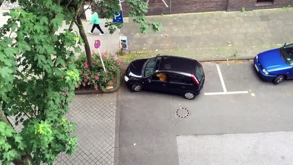 Cette femme tente de faire un créneau mais elle va bien galérer à le faire !