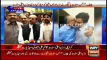 Qaim Ali Shah walks away without answering question from reporter