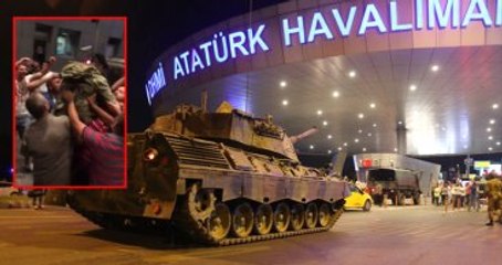 Darbe Gecesi Vatandaşa Silah Çekmeyen Asker Omuzlarda Taşındı