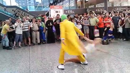 Deux cosplayers reproduisent la danse de The Mask d'une façon spectaculaire !