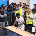 Record : ouvrir 155 noix avec sa tête en 1 minute