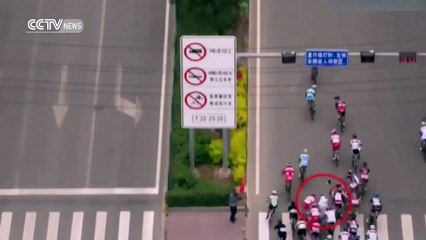 Chine: il traverse en plein milieu du peloton !
