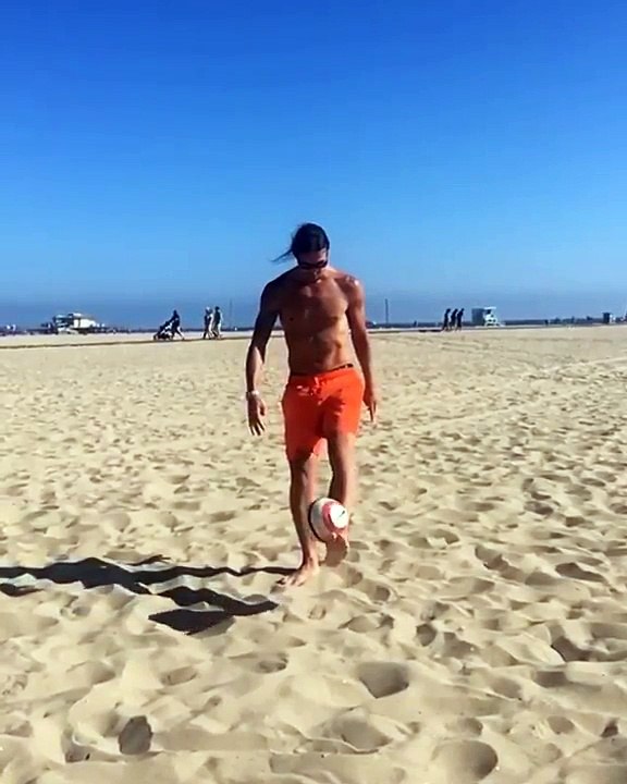 Zlatan Ibrahimovic Showing Kick Skills on Venice Beach!