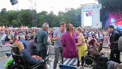 Demande en mariage en plein concert dans un festival Irlandais
