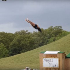 Una mujer cae en plancha a la salida de un tobogán acuático
