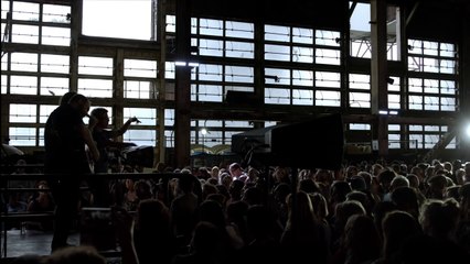Ce chanteur célèbre interprète une chanson accompagné par 1500 choristes !