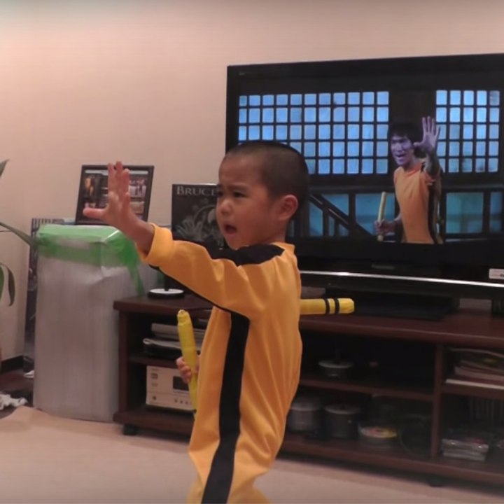 Un enfant de 5 ans se prend pour bruce lee