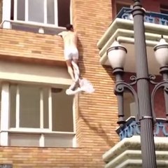 Son amant s'évade par la fenêtre