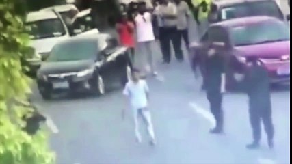 Increíble maniobra de agente china para desarmar a un hombre