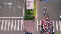 Peatón cruza avenida sin saber que ciclistas competían y provoca | Jaywalker causes bicycle pileup chaos at Qinghai race