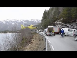 Cet hélicoptère atterrit sur le rail de l'autoroute pour déposer un secouriste