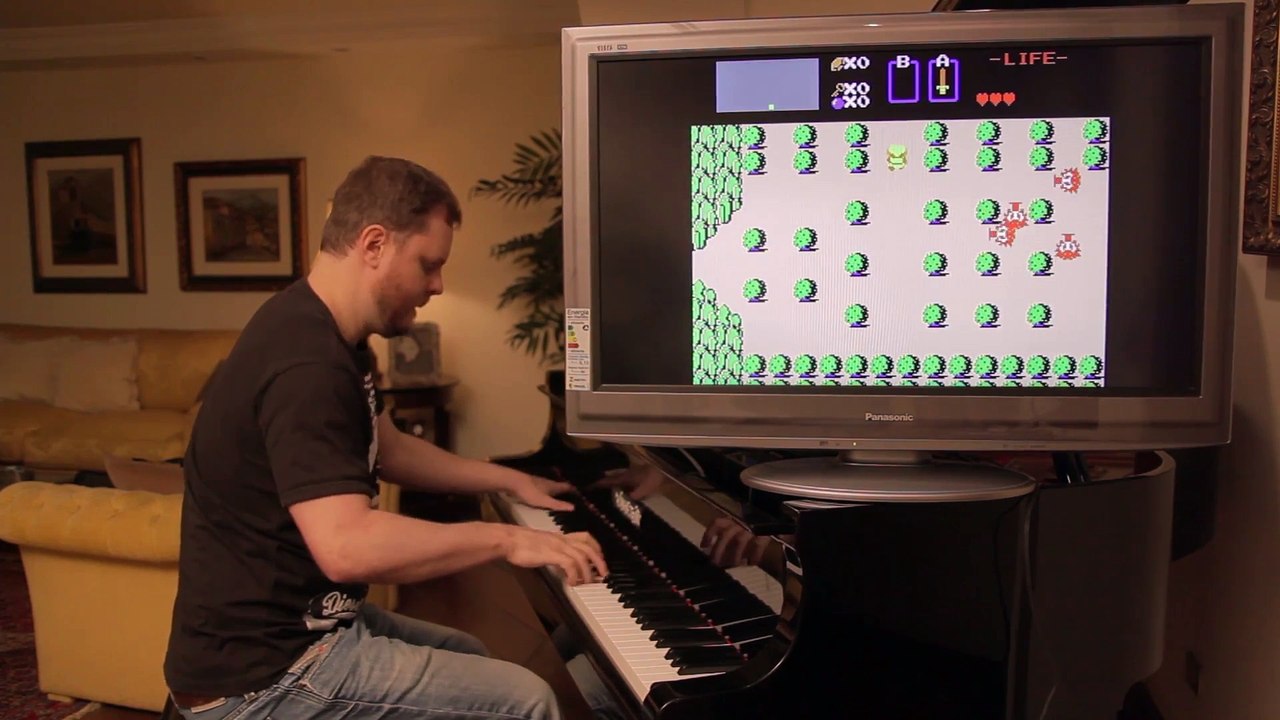 Il joue au piano les musiques de Zelda pendant le jeu !