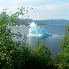 Au Canada, un iceberg se retourne et se brise