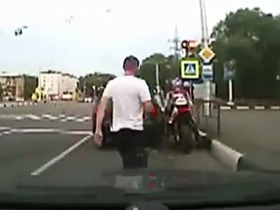 C'est pas toujours le plus nerveux qui .a le dessus... Road rage violent