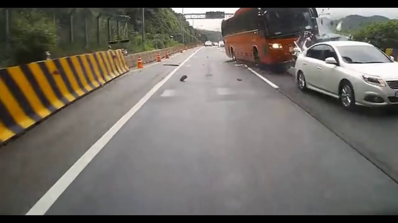 Un bus fonce à pleine vitesse sur des voitures arrêtées sur l'autoroute - Terrible accident