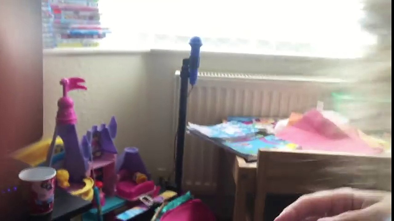 Cette fillette accompagne ses parents pour assister à l'échographie, en découvrant, l'image du fœtus, sa réaction est fo